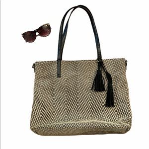 ❤️Lucky Brand beige and black tote 👜
